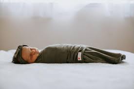 Embe - Baby Swaddle Classic SwaddleOut - Olive Green